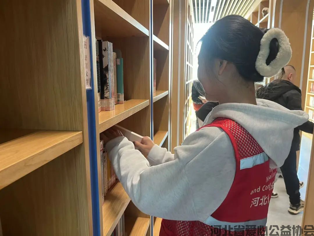 “书架整齐、灯光柔和、读者满意,就是我最好的成绩单。” —— 孟雨涵(图1) “书架整齐、灯光柔和、读者满意,就是我最好的成绩单。” —— 孟雨涵(图1)