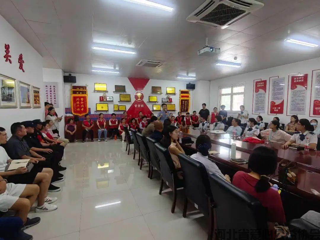 手语课堂开进火车站 | 70余人为无声旅客架起爱心桥